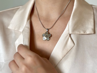 Naszyjnik srebrny kwiatek