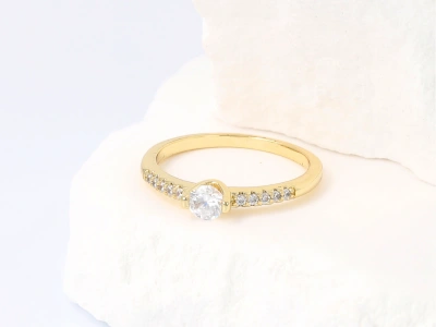 Pierścionek z małym oczkiem