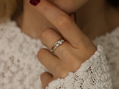 Pierścionek ze szklanymi cyrkoniami