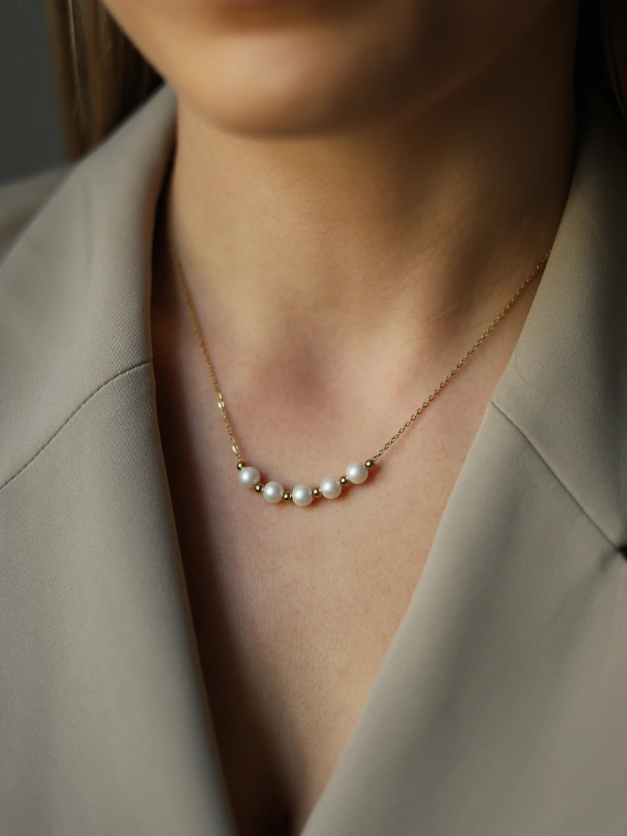 Naszyjnik z białymi perełkami – minimalistyczny