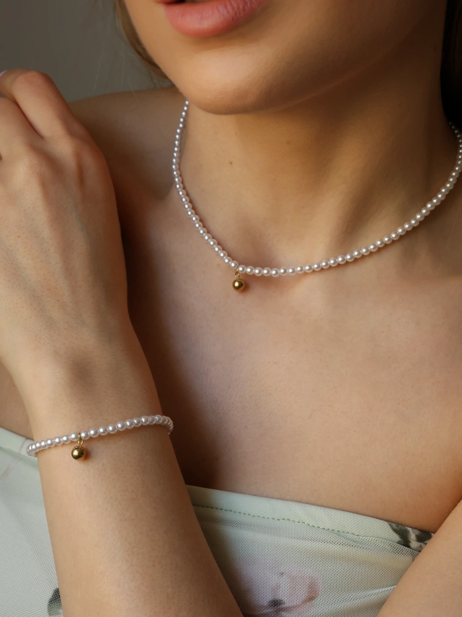 Naszyjnik z perełkami i złotą kulką