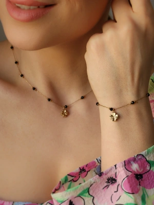 Naszyjnik z czarnymi koralikami i koniczynką