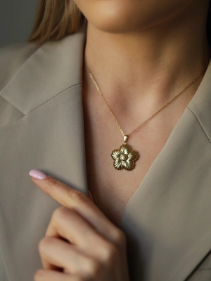 Naszyjnik z dużym kwiatem – styl glamour