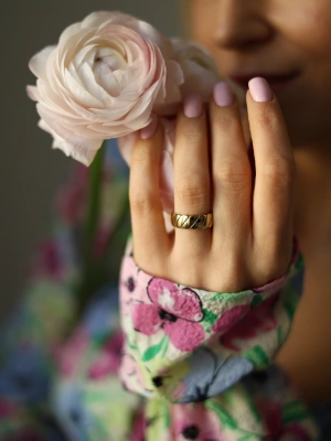 Obrączka złota skośny grawer