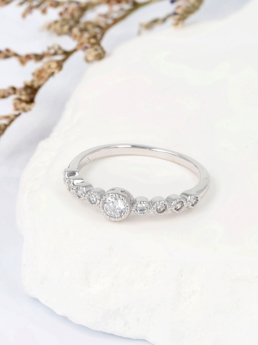 Pierścionek rodowany z centralną cyrkonią